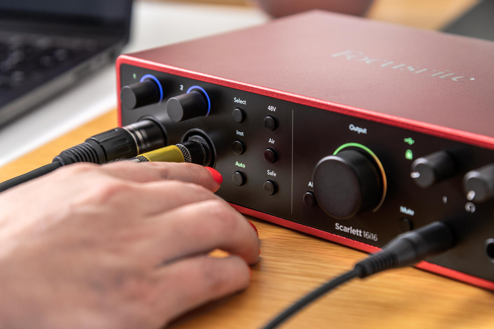 Focusrite Scarlett 16i16 4th Gen 配件展示