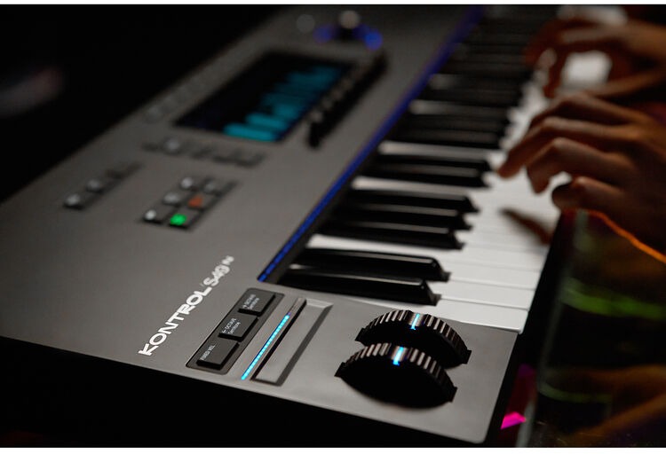 Native Instruments Komplete Kontrol S49 MK3 配件展示