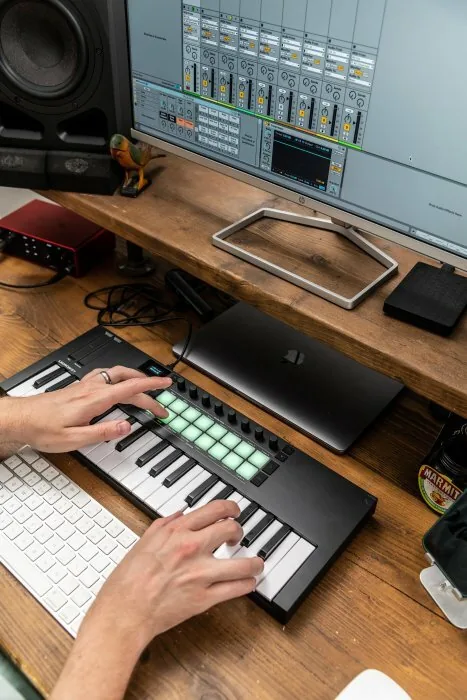 Novation Launchkey Mini 37 MK4 規格示意