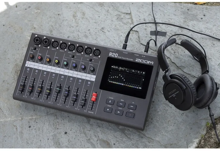 ZOOM R20 MultiTrak 配件展示